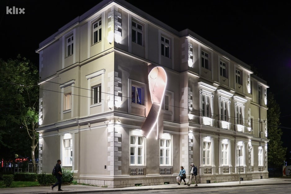 Postavljena mašna na zgradi Park Residence (Foto: I. L./Klix.ba)