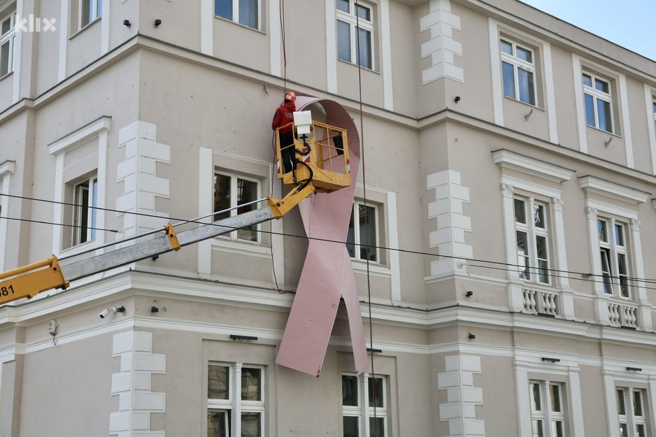 Postavljanje mašne na zgradu Park Residence (Foto: I. Š./Klix.ba)