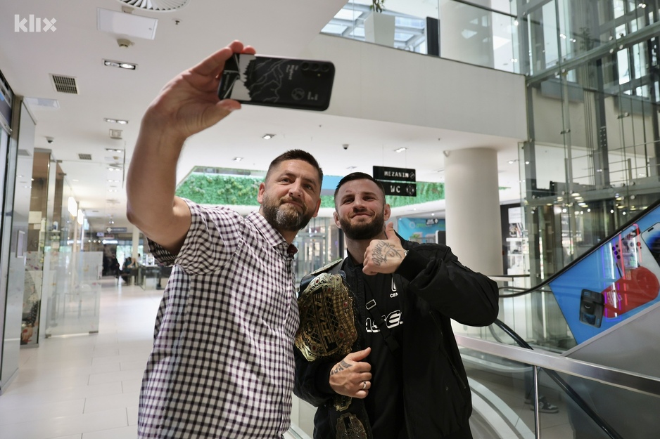 Erko Jun se rado fotografira s fanovima (Foto: I. Š./Klix.ba)