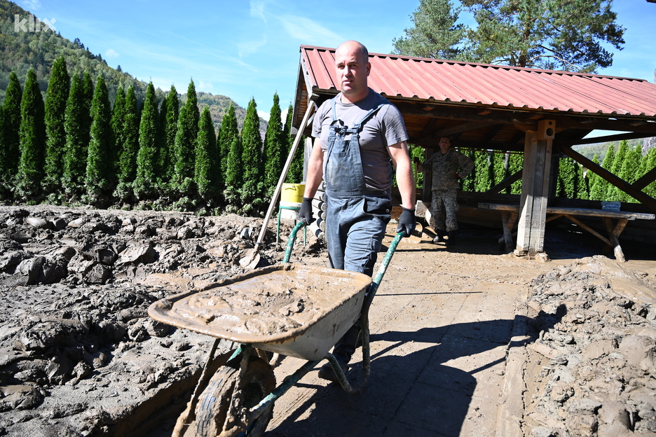 Vojnici i volonteri čiste prostorije i dvorišta Bakovića i Drina (Foto: E. M./Klix.ba)