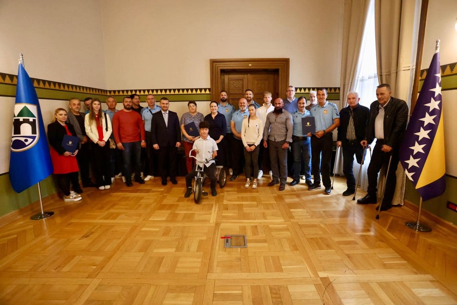 Nagrađeni sportisti s gradonačelnicom Sarajeva Benjaminom Karić (Foto: Grad Sarajevo)