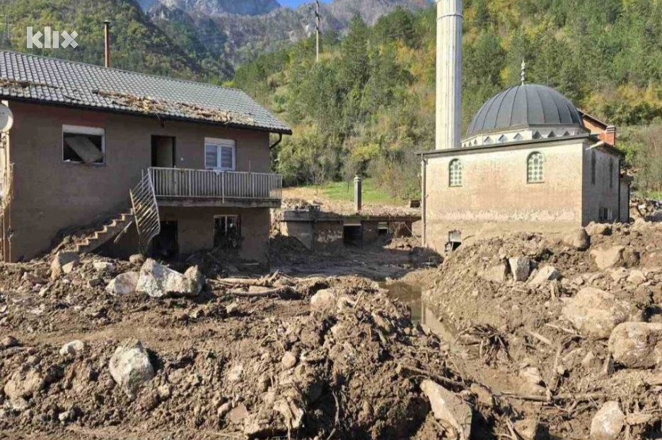 Vanjski dio džamije nakon poplava (Foto: Klix.ba)