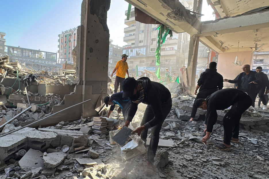 Palestinci traže vjerske knjige u ruševinama (Foto: Reuters)