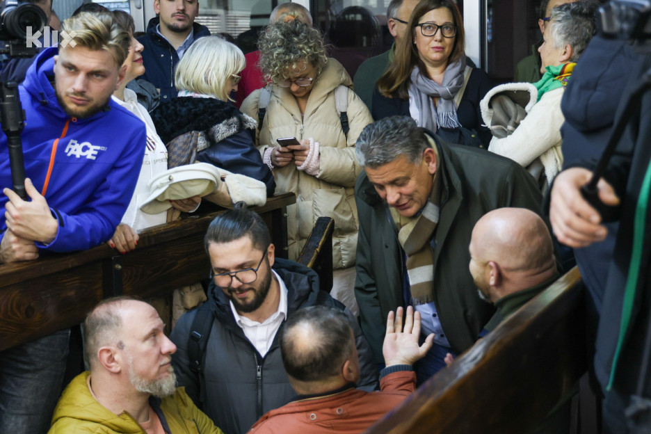 Rasprava u mjesnoj zajednici na Pofalićima o tome ima li uslova za održavanje javne rasprave (Foto: I. L./Klix.ba)