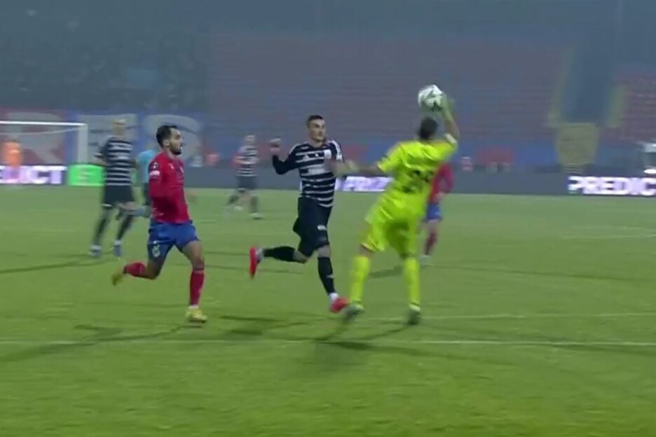 Golman LASK-a igra rukom van kaznenog prostora i sprječava igrače Borca da postignu gol (Foto: Screenshot)