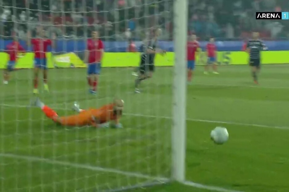 Šut Žulja odlazi tik pored stative (Foto: Screenshot)