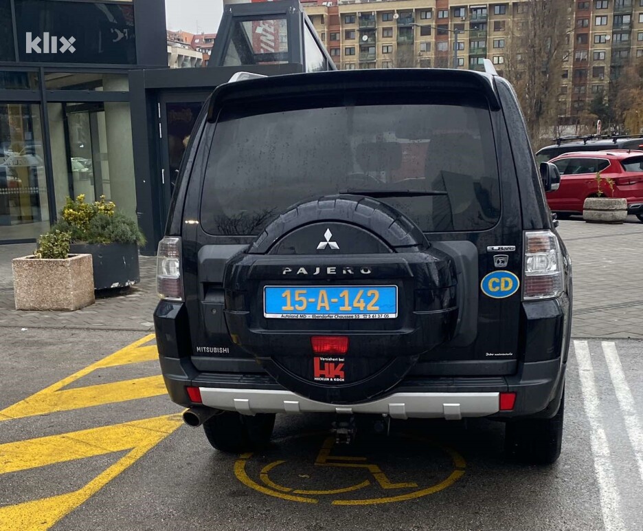 Nepropisno parkiranje (Foto: Klix.ba)