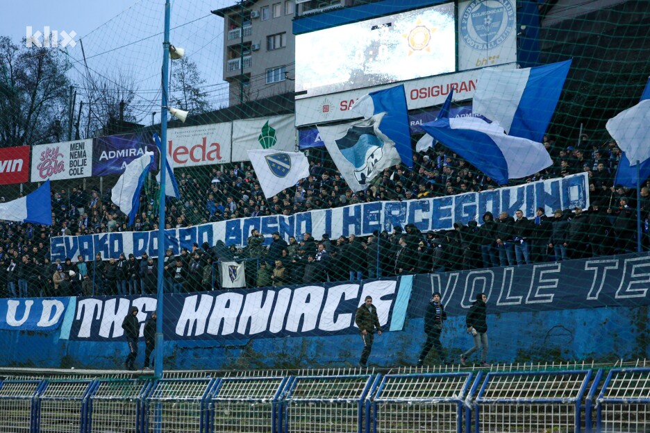 Manijaci istakli parolu na južnoj tribini (Foto: I. L./Klix.ba)