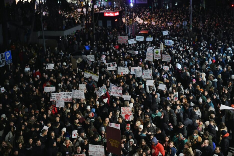 Nestvarne scene ispred RTS-a u Beogradu: Studenti ispred televizije, zvižduci se čuli tokom dnevnika 1 Foto: Nova.rs