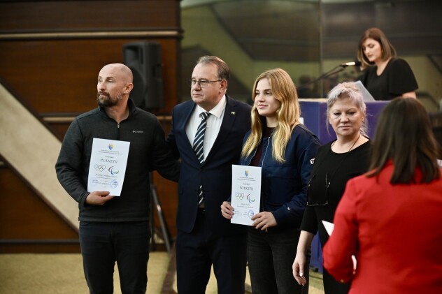Iman Avdić s Nerminom Nikšićem i Sanjom Vlaisavljević (Foto: T. S./Klix.ba)