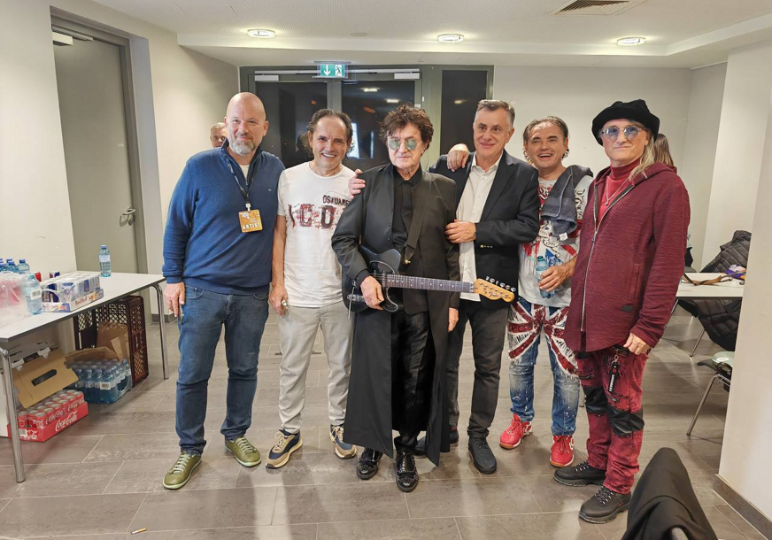 Goran Bregović sa članovima grupe Plavi orkestar