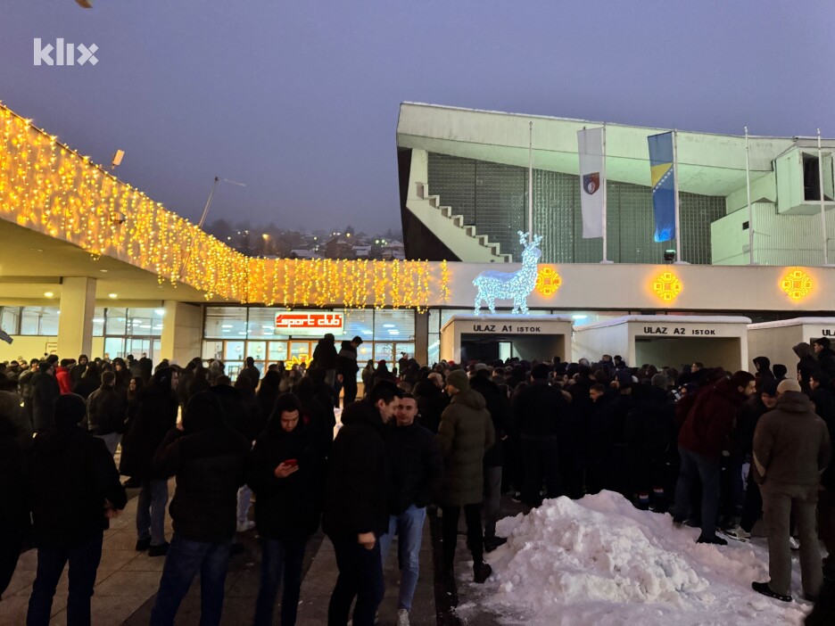 Velika gužva ispred dvorane (Foto: Čitatelj)