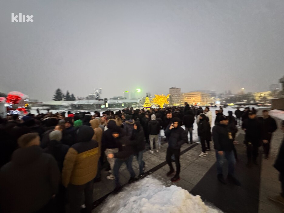 Velika gužva ispred dvorane (Foto: Čitatelj)