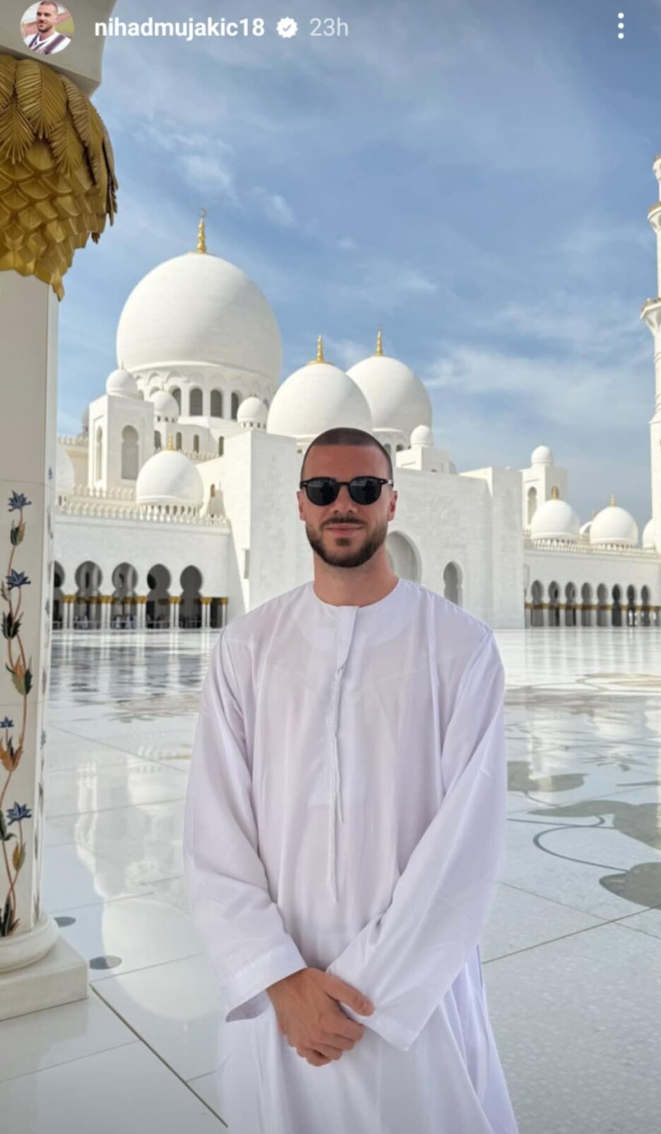 Mujakić ispred džamije Shekih Zayed (Foto: Instagram)