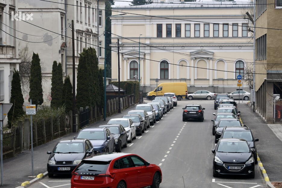 Parking u ulici Koste Hermana (Foto: I. Š./Klix.ba)