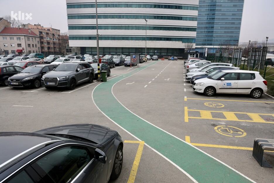 Parking iza SCC-a (Foto: I. Š./Klix.ba)