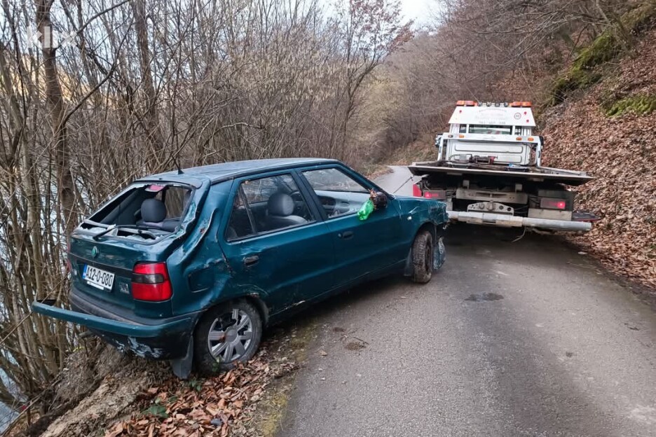 Automobil izvučen s obale (Foto: E. A./Klix.ba)