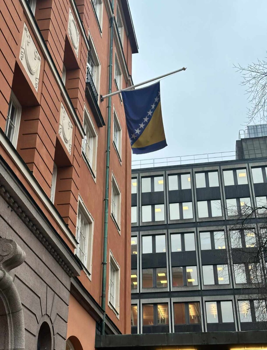 Zastava na pola koplja na zgradi Ambasade BiH u Švedskoj