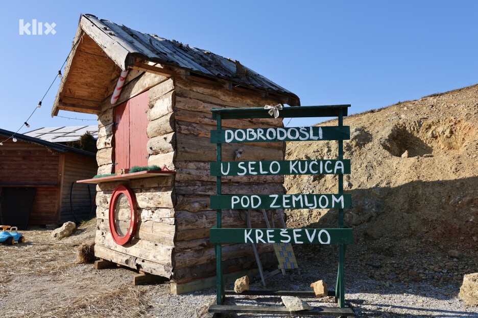 Tabla na ulazu u selo (Foto: I. Š./Klix.ba)