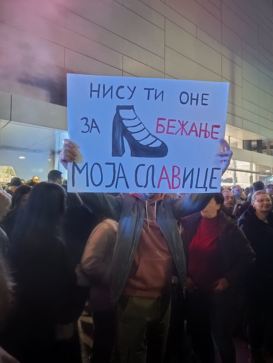 Jedan od transparenata na protestima (Foto: Mreža X)