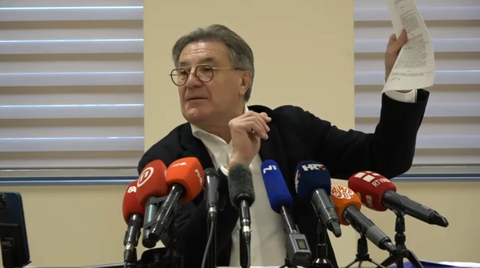 Mamirć pokazuje ugovor s Eduardom (Foto:Screenshot)