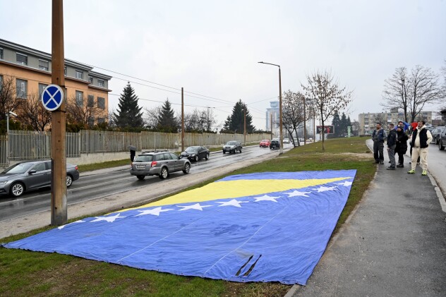 Zastava BiH preko puta zgrade Tužilaštva BiH (Foto: T. S./Klix.ba)