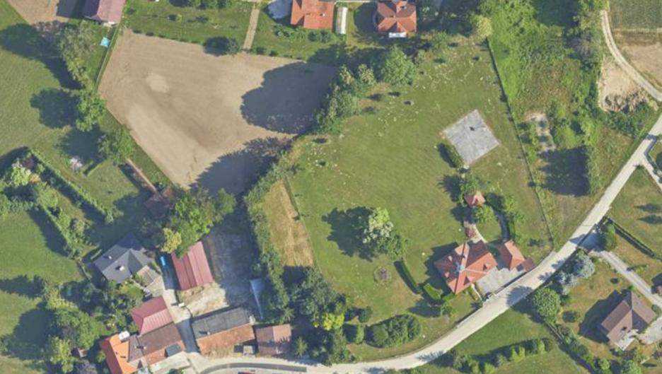 Satelitska snimka stare kuće na kojoj se vidi i košarkaško igralište (Foto: Google maps)