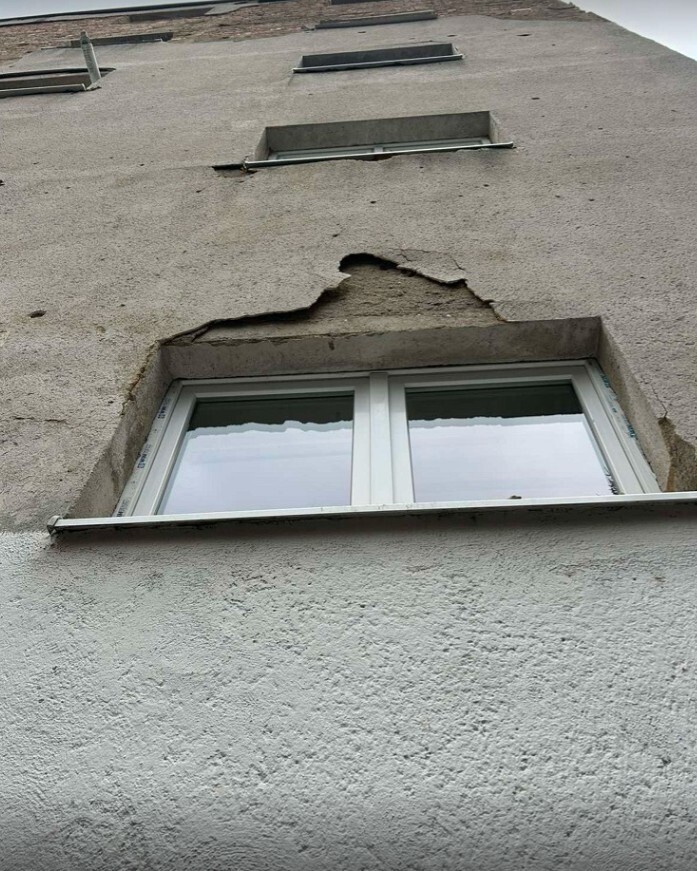 Obrušavanje fasade sa zgrade koja se nalazi na području općine Centar (Foto: Čitatelj)