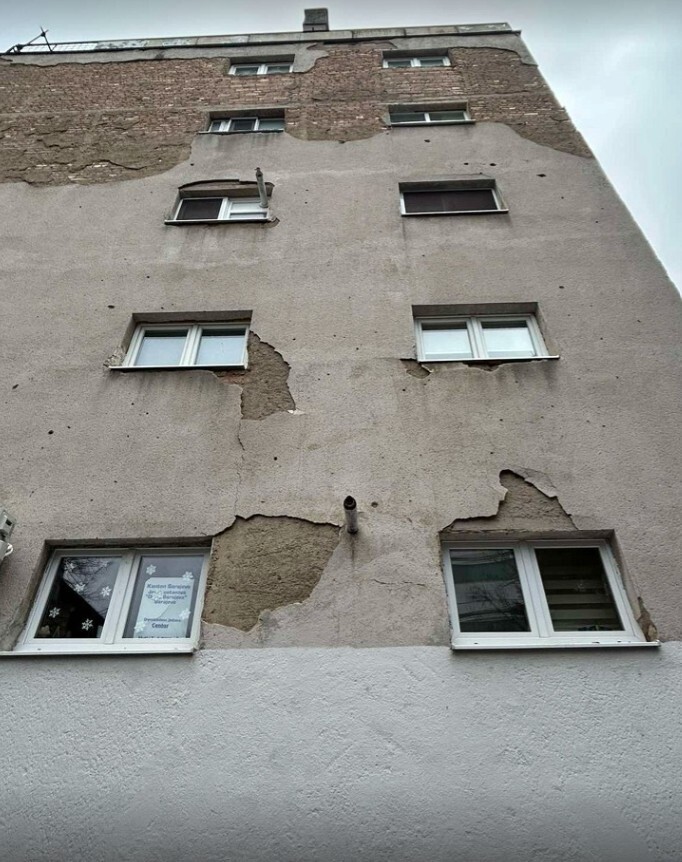 Obrušavanje fasade sa zgrade koja se nalazi na području općine Centar (Foto: Čitatelj)
