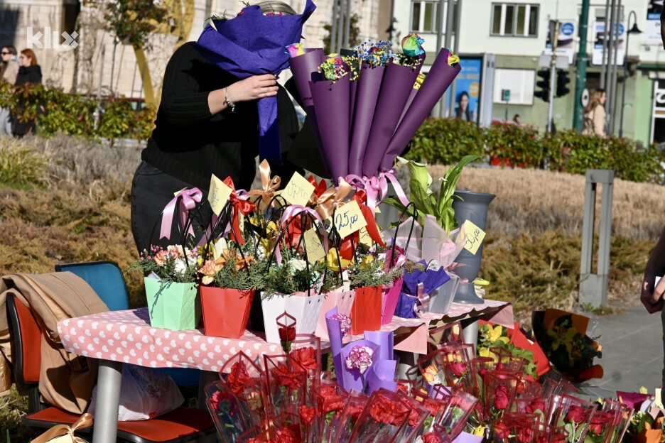 Ulični prodavači kažu da je interes za cvijeće bio veliki još od ranog jutra (Foto: V. D./Klix.ba)