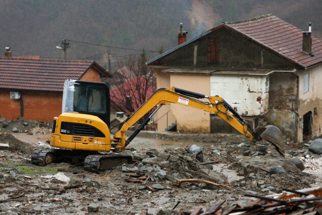 Bager kopa kanal kako voda ne bi došla do kuća (Foto: I. L./Klix.ba)