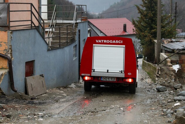 Na terenu su i vatrogasci koji su u pripravnosti (Foto: I. L./Klix.ba)