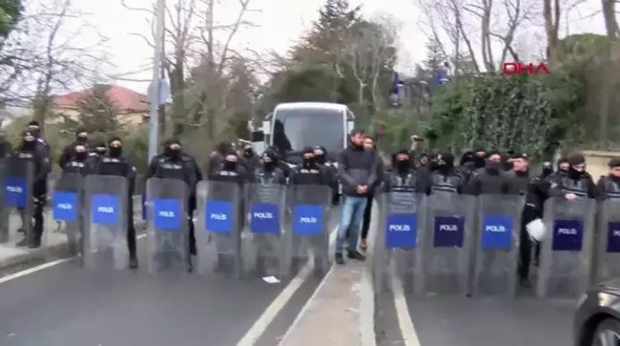 Desetine policajcaa ispred Imamogluove kuće (Screenshot CNN Turk)