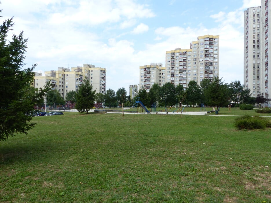 Primjer otvorenog prostora u tipologiji socijalističkog kolektivnog stanovanja. Fotografija: urbaplan, 2023