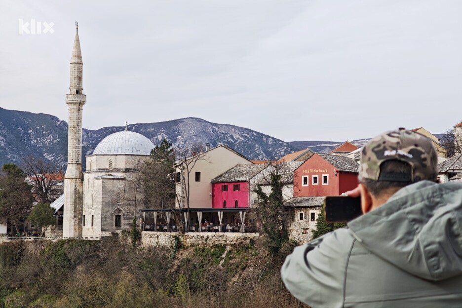 Turisti uživali u ugodnom proljetnom danu u Mostaru (Foto: E. M./Klix.ba)