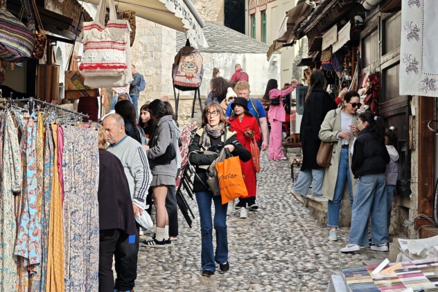 Turisti uživali u ugodnom proljetnom danu u Mostaru (Foto: E. M./Klix.ba)