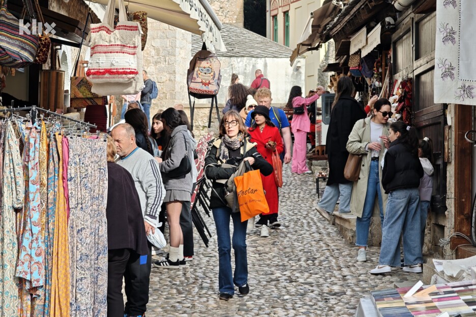 Turisti uživali u ugodnom proljetnom danu u Mostaru (Foto: E. M./Klix.ba)