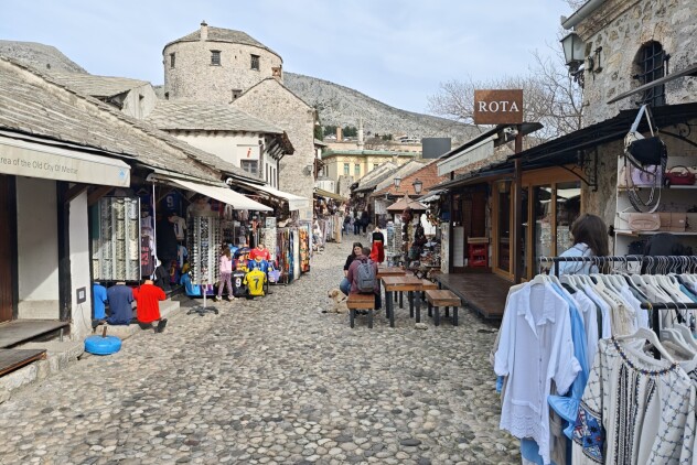 Turisti uživali u ugodnom proljetnom danu u Mostaru (Foto: E. M./Klix.ba)