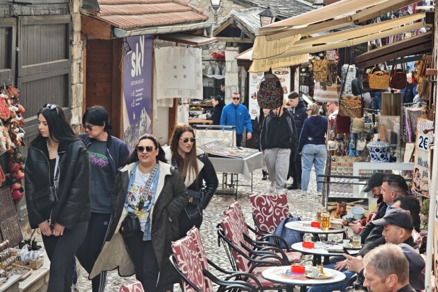 Turisti uživali u ugodnom proljetnom danu u Mostaru (Foto: E. M./Klix.ba)