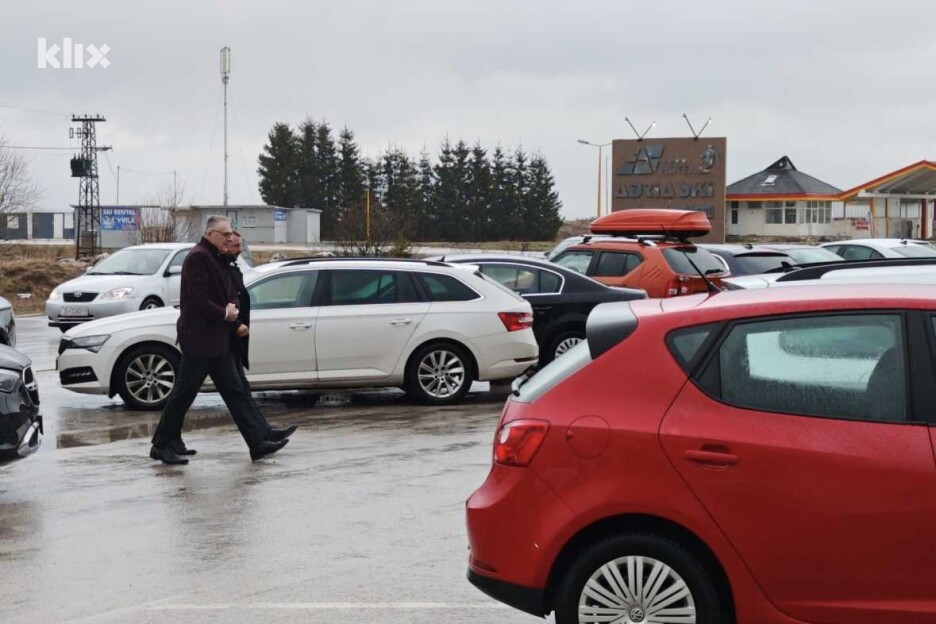 Dolazak ispred restorana Jezero gdje se održava sastanak (Foto: E. M./Klix.ba)