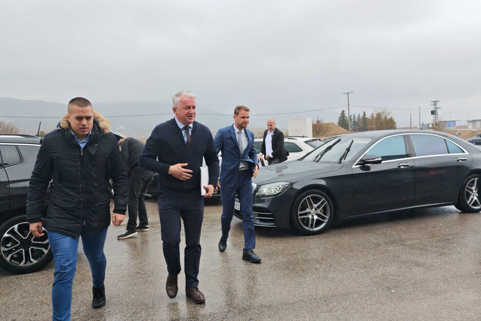 Dolazak PDP-a ispred restorana Jezero (Foto: E. M./Klix.ba)
