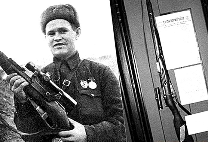 Vasilij Zajcev sa svojom slavnom puškom Mosin-Nagant