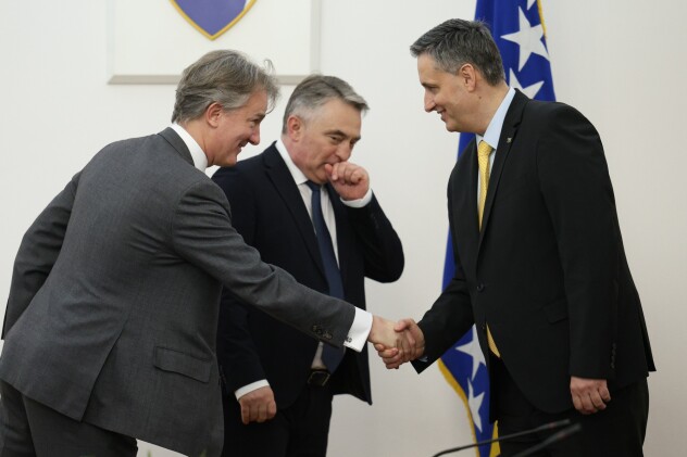 Britanski ambasador Julian Reilly s Bećirovićem i Komšićem (Foto: I. L./Klix.ba)