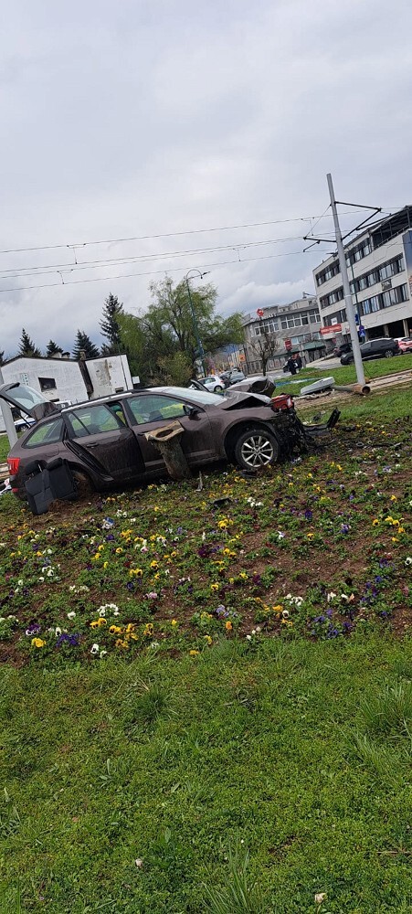 Saobraćajna nesreća na kružnom toku kod ilidžanskog tržnog centra Sara (Foto: Čitatelj)