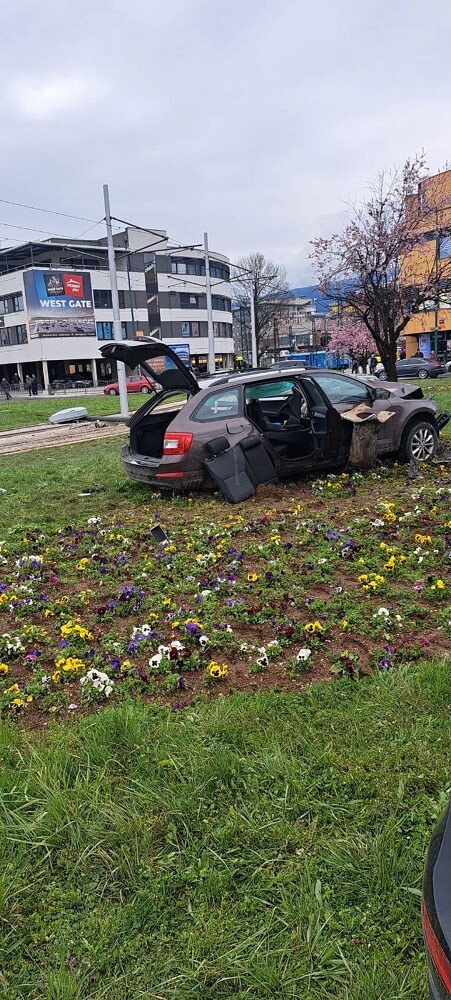 Saobraćajna nesreća na kružnom toku kod ilidžanskog tržnog centra Sara (Foto: Čitatelj)
