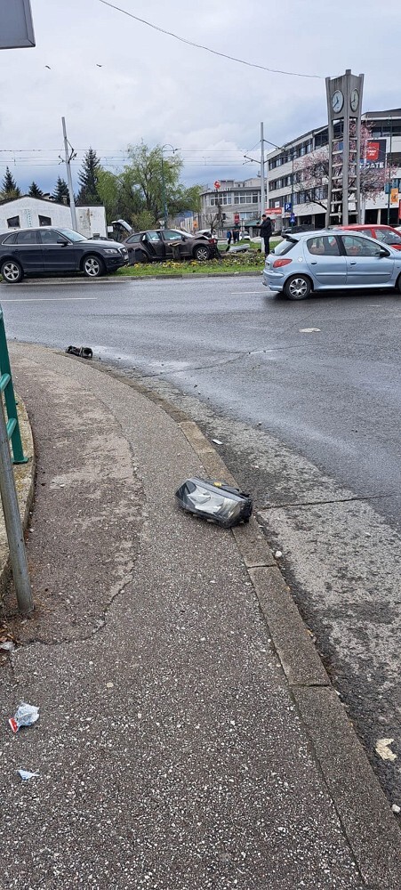 Saobraćajna nesreća na kružnom toku kod ilidžanskog tržnog centra Sara (Foto: Čitatelj)