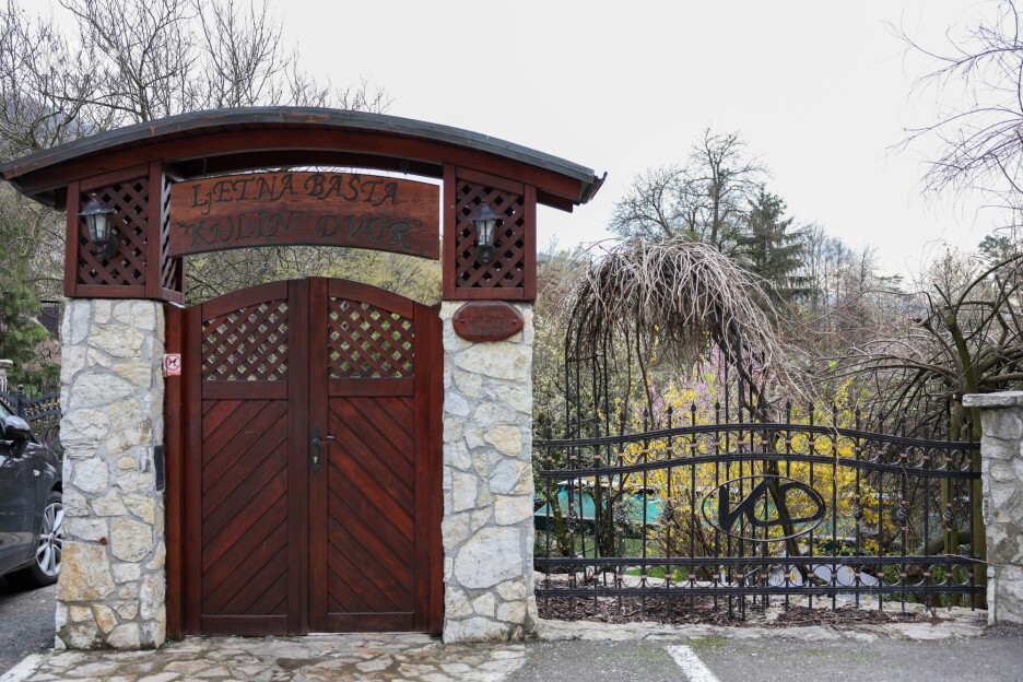 Ljetna bašta je nešto zbog čega mnogi navraćaju upravo u ovaj restoran (Foto: I. L./Klix.ba)