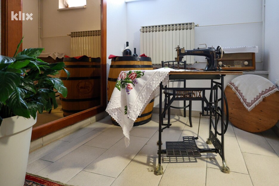 Cijeli restoran krase starinski detalji i uspomene porodice (Foto: I. L./Klix.ba)
