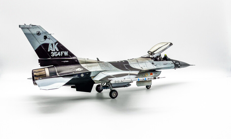 Tamiya F-16C/N Block 30D Fighting Falcon