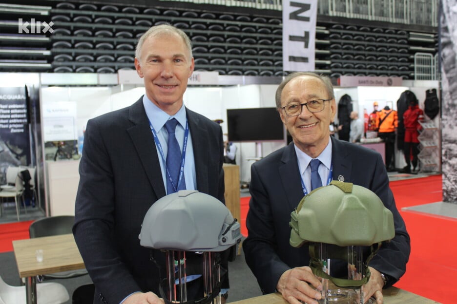 Alojz Šestan (desno) sa inžinjerom koji je kreirao kacigu (Foto: D. Dž./Klix.ba)